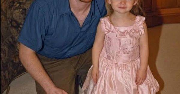 Eşimin bir zamanlar çok sevdiği ipek mendillerden kızım için bir elbise diktim